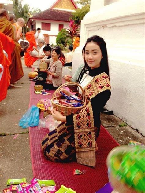 ปักพินในบอร์ด Laos Traditional Dress