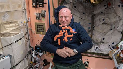 Watch Nasa Astronaut Scott Kelly’s First Spacewalk Wednesday At 8 10am Et The Verge