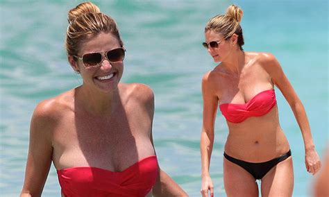 Erin Andrews Ample Cleavage Defies Gravity In A Strapless Bikini