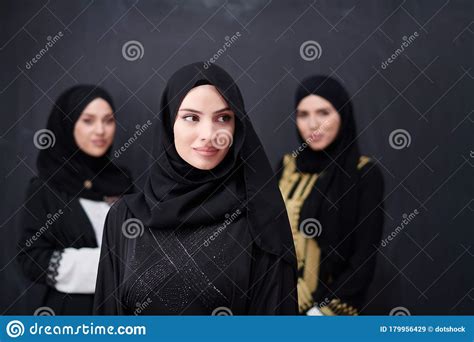 Retrato De Mujeres Musulmanas Hermosas Con Ropa De Moda Imagen De Archivo Imagen De Fondo