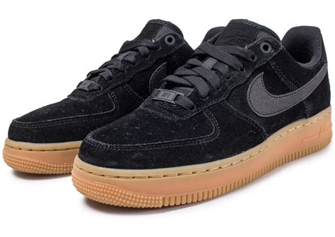 These shoes can be found from the court to the red carpet. Nike Air Force 1 Low 07 SE W Suede Noire - Chaussures ...