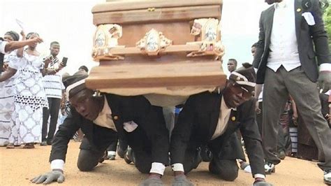 ¡visita la página o descarga nuestra app! Meme do caixão: os homens de Gana que dançam em funerais