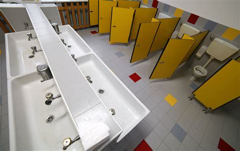 Pourquoi les toilettes à l école sont toujours un sujet tabou en France