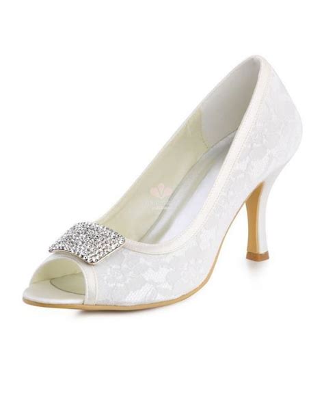 Modelli, altezza tacco e consigli per scarpe da sposa: Scarpe da Sposa in Pizzo Basse con spilla argento | Sapatos e Noivado