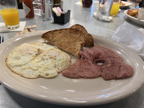 Restaurant Review Big Bad Breakfast Packs Diners In With Large