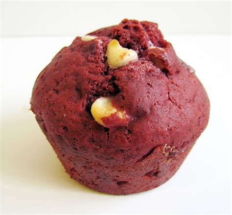Warna merah yang cantik membuat cookies tampak lebih menarik. On Sugar Mountain : Red Velvet Muffins