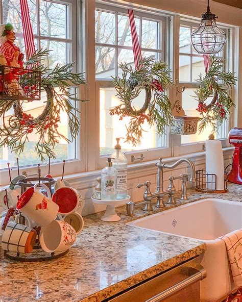 10 Kitchen Window Christmas Decorations