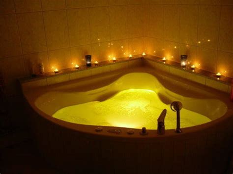 Praktisch, vielseitig und feuchtraumgeeignet sollte die beleuchtung im bad sein. Bild "Badewanne mit Whirlpool und Beleuchtung" zu ...