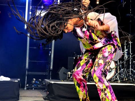 Solange Being A Super Cool Duck To Water At Glastonbury Solange Solange Knowles Glastonbury