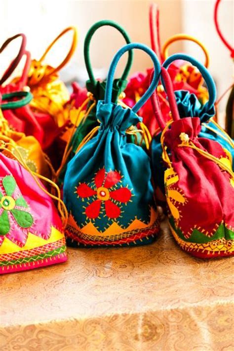 Best wedding gifts for bride in india. 10 Unique Indian Wedding Gifting Ideas That Your Guests ...
