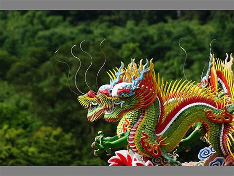 這是我看到最神氣活現的龍。這地球未遭受外星人的打擾，就是因為台灣的廟屋頂有不少的龍。dsc04145 Chinese Temples