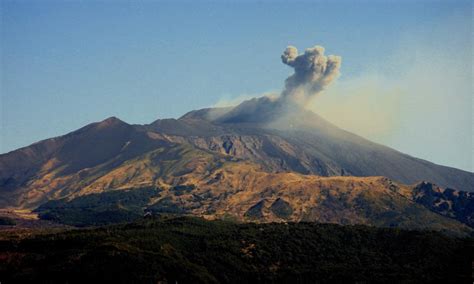 Etna, l'eruzione vista da acireale e dalla valle del simeto. Etna in eruzione, nuova frattura nel cratere di Sud Est ...