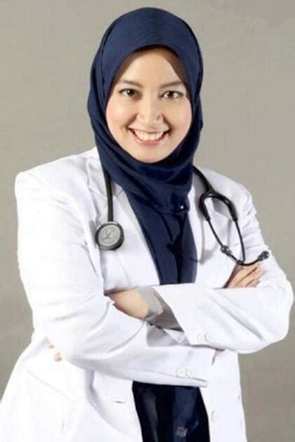 Dokter Wanita Berhijab Homecare