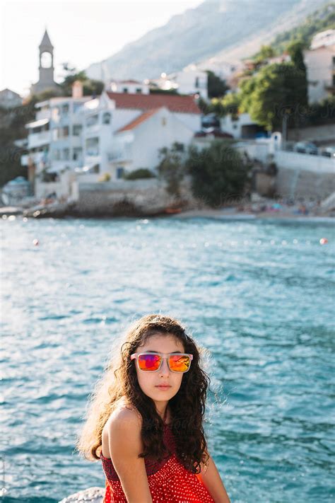 Girl Looking At Camera In Her Sunglasses By The Sea Del Colaborador