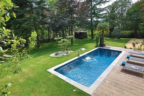 Certaines de ces configurations pourraient tout de même vous inspirer. Piscine rectangle dans un parc verdoyant. Aménagements ...