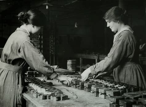 66 Vintage Photographs Documenting British Women At Work During World