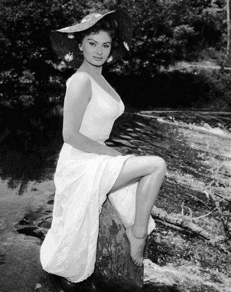 ˈlɔːren) is an italian actress. Pozzuoli - Sophia Loren - Google-Suche in 2020 | Filmstars ...