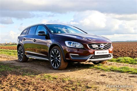 You either get the base t5 awd model or the t5 awd platinum, both of which are basically a. Essai de la Volvo V60 Cross Country : la boucle est ...