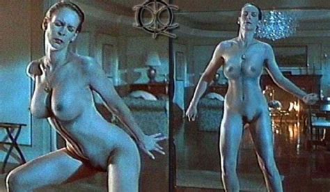 Jamie Lee Curtis Shows Off Her Completely Naked Ass Nudestan Com