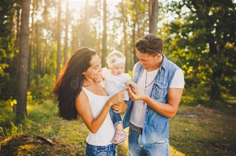 Una Familia Joven De Tres Personas De Papá Del S De La