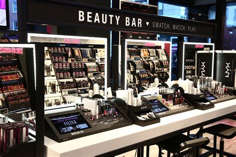 Luxury cosmetic store fixtures design with Make-up stations in mall for ...