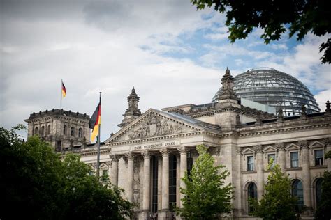 An 365 tagen im jahr, rund um die uhr aktualisiert, die wichtigsten news auf tagesschau.de. Tag der Ein- und Ausblicke: Bundestag öffnet seine Pforten ...
