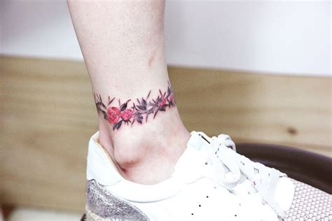 15 Estilos De Tatuajes En Los Tobillos Que Te Encantarán