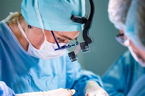 Cirujano Y Su Ayudante Que Realizan Cirug A Cosm Tica En Sala De Operaciones Del Hospital
