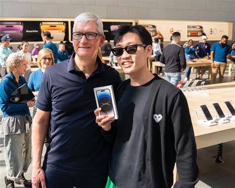 Tim Cook Visita L’apple Store Cubo Della Fifth Avenue Per Il Lancio Dell’iphone 14 Spider Mac