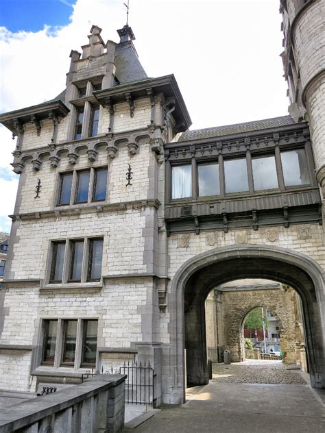 Het steen werd gebouwd tussen 1200 en 1225 en behoort daarmee tot een van de oudste gebouwen in antwerpen. Things to do in Antwerp see Het Steen