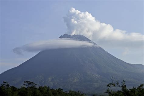 Indonesias Merapi Volcano Spews Hot Clouds 500 Evacuate