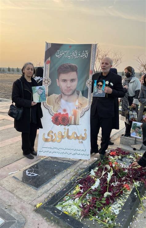 farzad seifikaran on twitter عکسی از مزار نیما نوری و پدر و مادرش بر سر مزارش در جریان مراسم