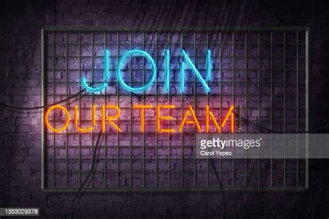 Now Hiring Neon Sign Foto E Immagini Stock Getty Images
