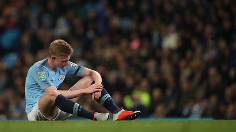 Manchester City S Kevin De Bruyne Appears On Crutches After Suffering Knee Injury Espn