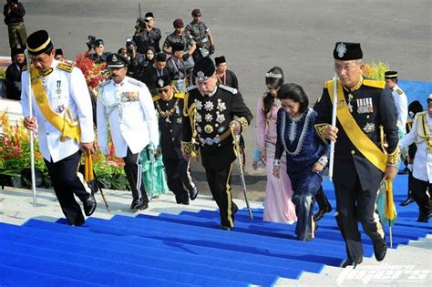 Sempena kemahkotaan dymm sultan johor sultan ibrahim ibni almarhum sultan iskandar. Gambar Di Sekitar Istiadat Kemahkotaan Sultan Johor ...