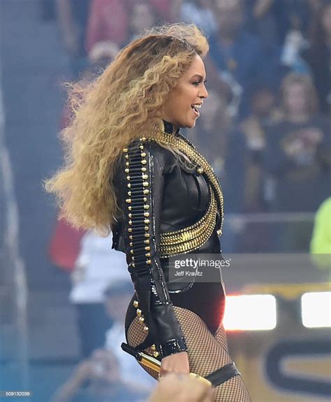 beyonce performs onstage during the pepsi super bowl 50 halftime show nachrichtenfoto getty