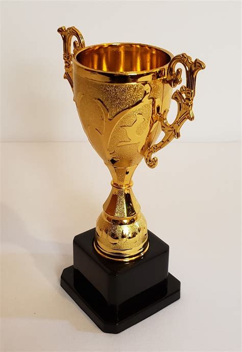 El actual trofeo joan gamper tiene un precedente en la copa gamper, un torneo que el club instituyó en 1913 en homenaje al fundador del club, tras dejar la presidencia. Copa Trofeo Con Asas De 17cm. Premio Para Deportes - $ 200 ...