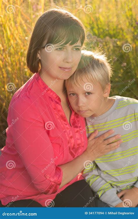 Matka I Syn Zdjęcie Stock Obraz Złożonej Z Jesienny 34177094