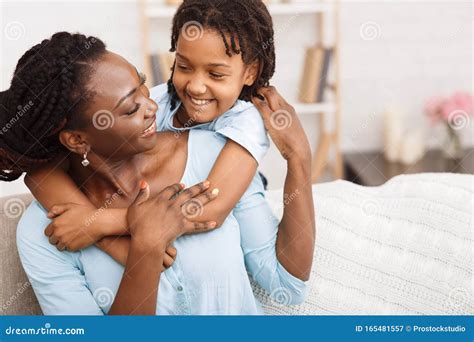 Madre E Hija Afroamericanas Abrazándose En Casa Imagen De Archivo
