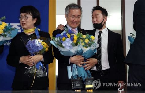 ^ 경기도의회,배수문 의원, 학교 현장에 필요한 교육복지사 태부족 지적. 단독 최강욱 열린민주 비례대표, 당선증 받은 날 입건 ...