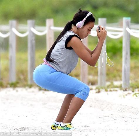 Angela Simmons Shows Fine Form In Blue And Grey Workout Gear During