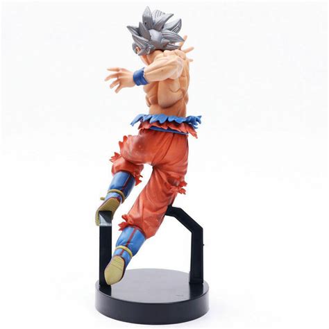 De figure is 18 cm groot en gemaakt van plastic (pvc). Dragon Ball Super - Ultra Instinct Goku Collectible Figure ...