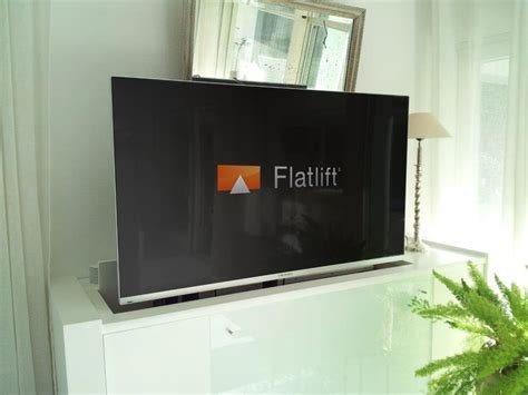 Der fernseher als schwarzes loch im wohnzimmer stört dich? TV Unsichtbar im Wohnzimmer verbaut | Fernseher verstecken, Wohnzimmer tv, Versteckter fernseher