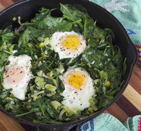 Easy Skillet Poached Eggs With Spinach And Leeks Lettys Kitchen