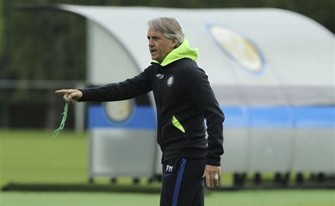 Disputa 3 stagioni in maglia biancoceleste. Roberto Mancini - Coaching the team ahead of the Lazio ...