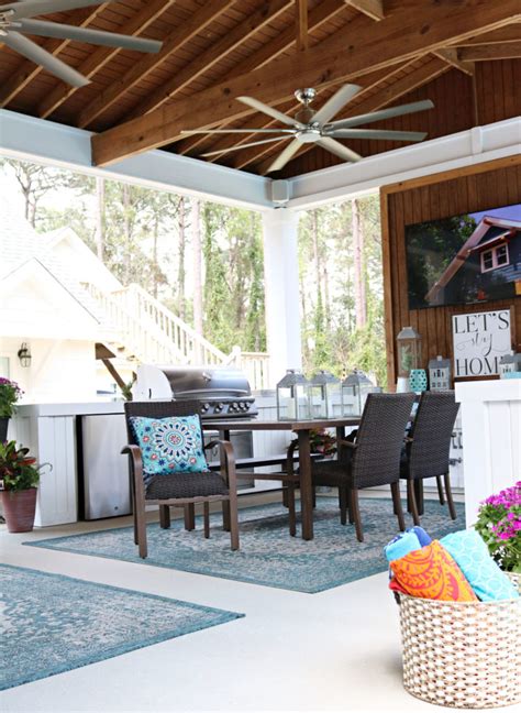 What's the best way to decorate a porch? Farmhouse Back Porch Decor Ideas | Refresh Restyle