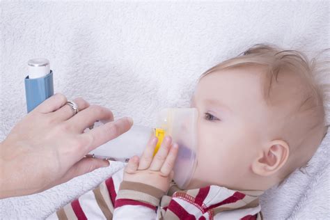 Infant With Asthma Inhalator Starke Lunge