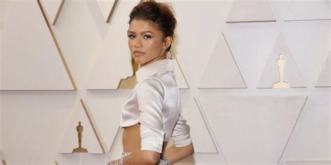 Zendaya Is Gorgeous In A Crop Top And Silver Skirt On The 2022 Oscars