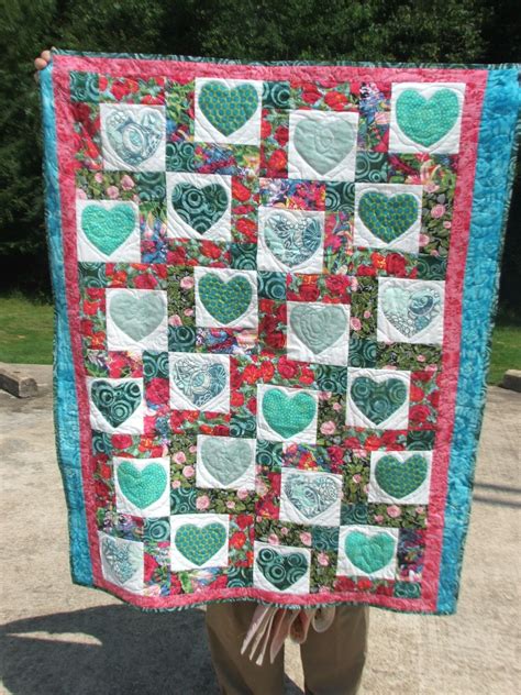 disappearing-9-patch-with-hearts-appliqued-in-white-squares-quilts,-disappearing-9-patch
