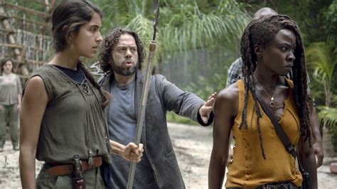 The saviors and the garbage. The Walking Dead Season 10, Episode 8: "The World Before ...